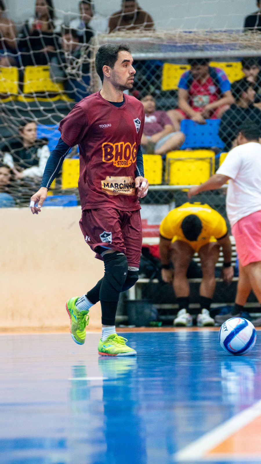 Tobias jogando futsal amador