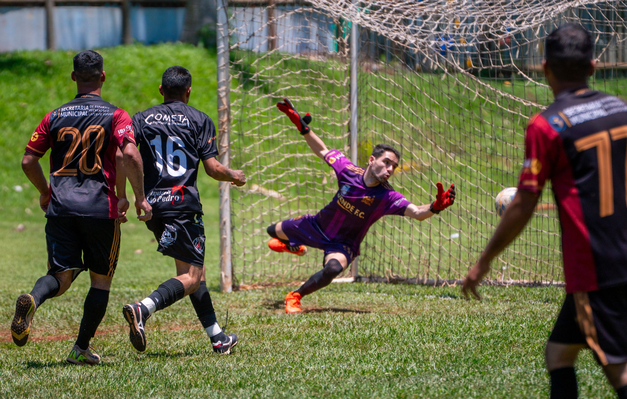Tobias defendendo no gol